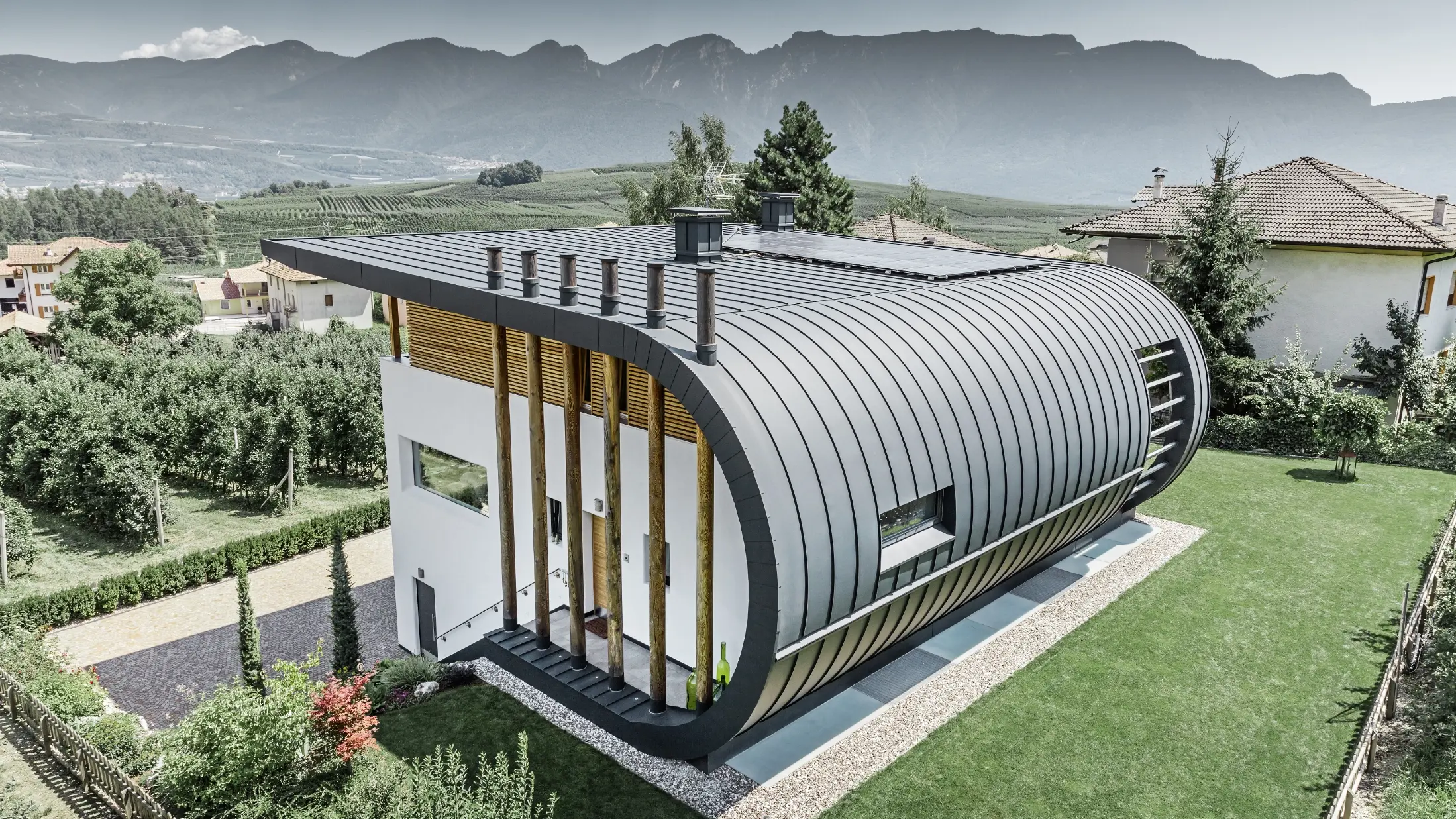 Vue aérienne de la Casa Giovannini en Italie, avec façade arrondie en Prefalz couleur P.10 anthracite.