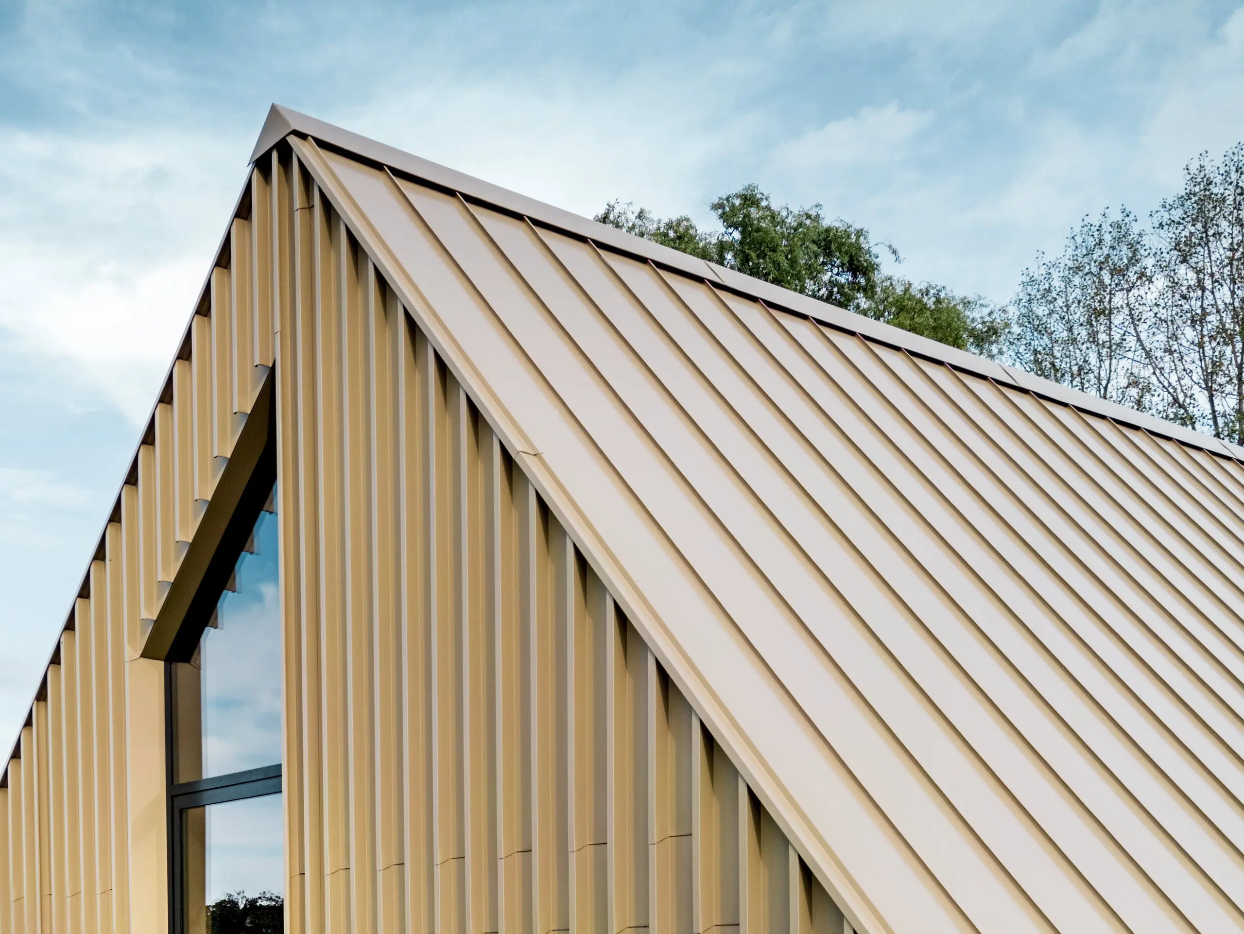 PREFA Falzonal Fassade im Farbton Neukupfer
