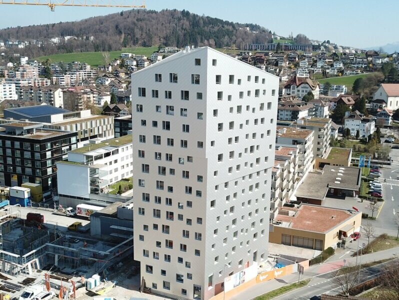 Hier sieht man den ganzen Tower in Horw mit der eloxierten Dach- und Wandraute 44 x 44 