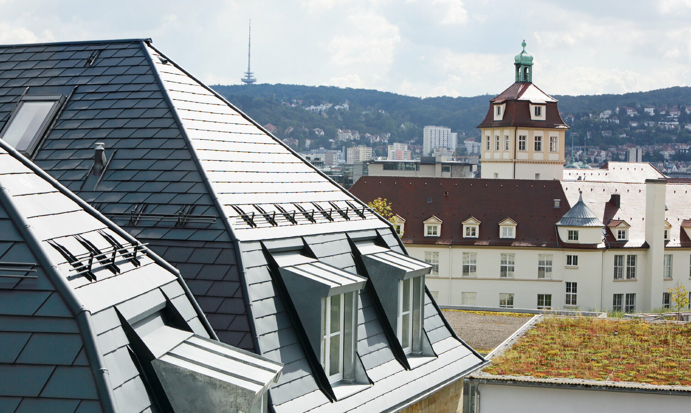 Vecchio Stadthaus (palazzo comunale) di Stoccarda con tetto a falde e numerosi abbaini, ricoperto con scandole di alluminio PREFA in P.10 antracite