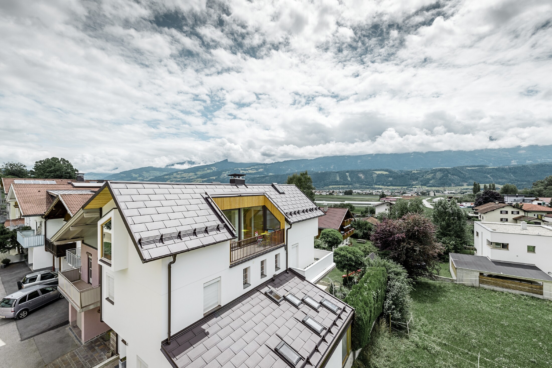 Das neue Wohnhaus in Thaur wurde mit der neuen Dachplatte R.16 von PREFA in Braun eingedeckt.