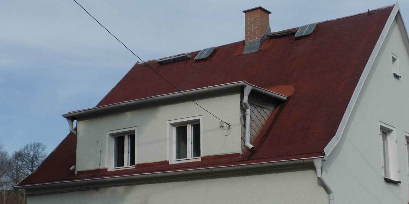 Bâtiments avec lucarne rampante, avant la rénovation à l’aide de bardeaux de toiture PREFA