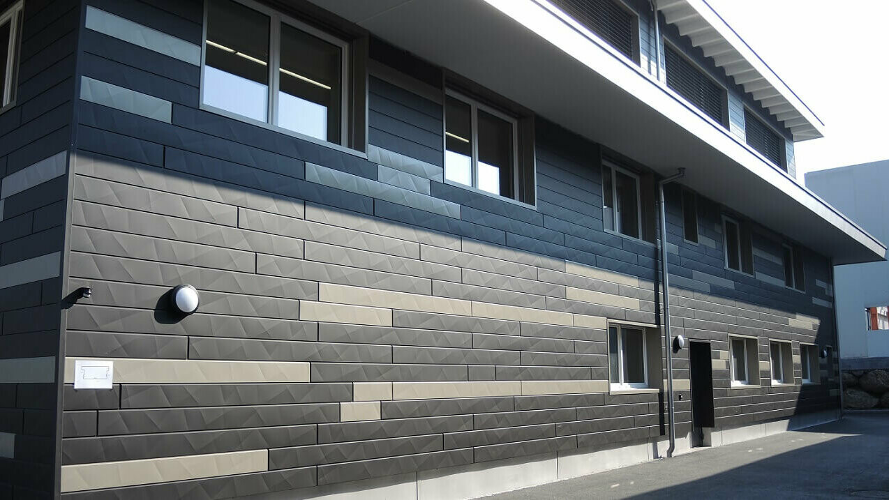 Fassadenansicht der neuen Werkstatt in Oberarth mit Siding.X