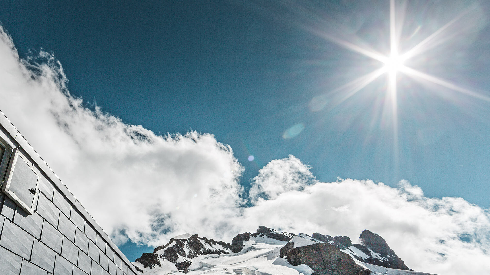 Foto del sole, simbolo dell’energia solare e del tetto solare PREFA.