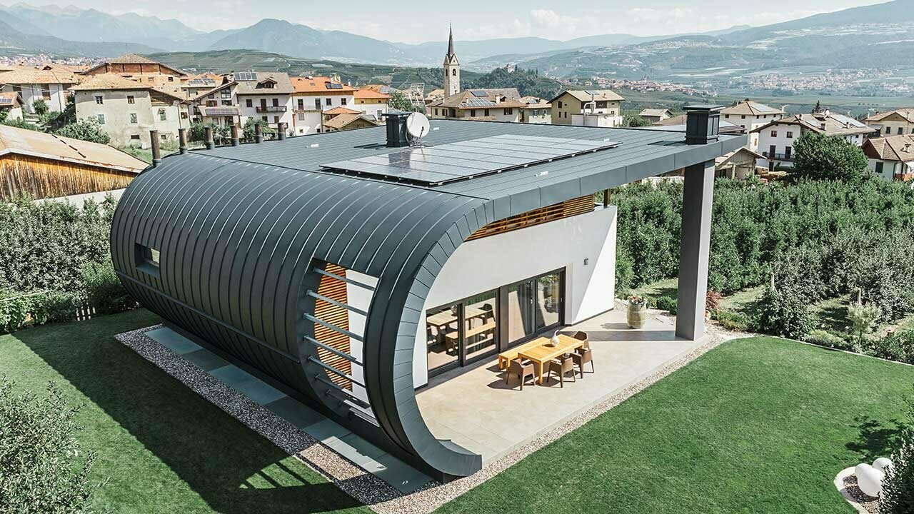 Maison design dans un village italien, recouverte de feuilles PREFA en anthracite P.10