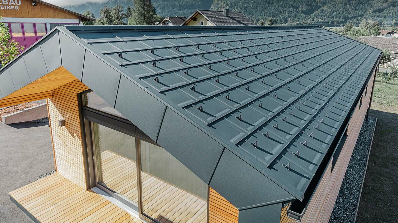 das neue Bürohaus der Firma Holzbau Faltheiner wurde mit der neuen PREFA Dachplatte R.16 in der Farbe anthrazit P.10 eingedeckt