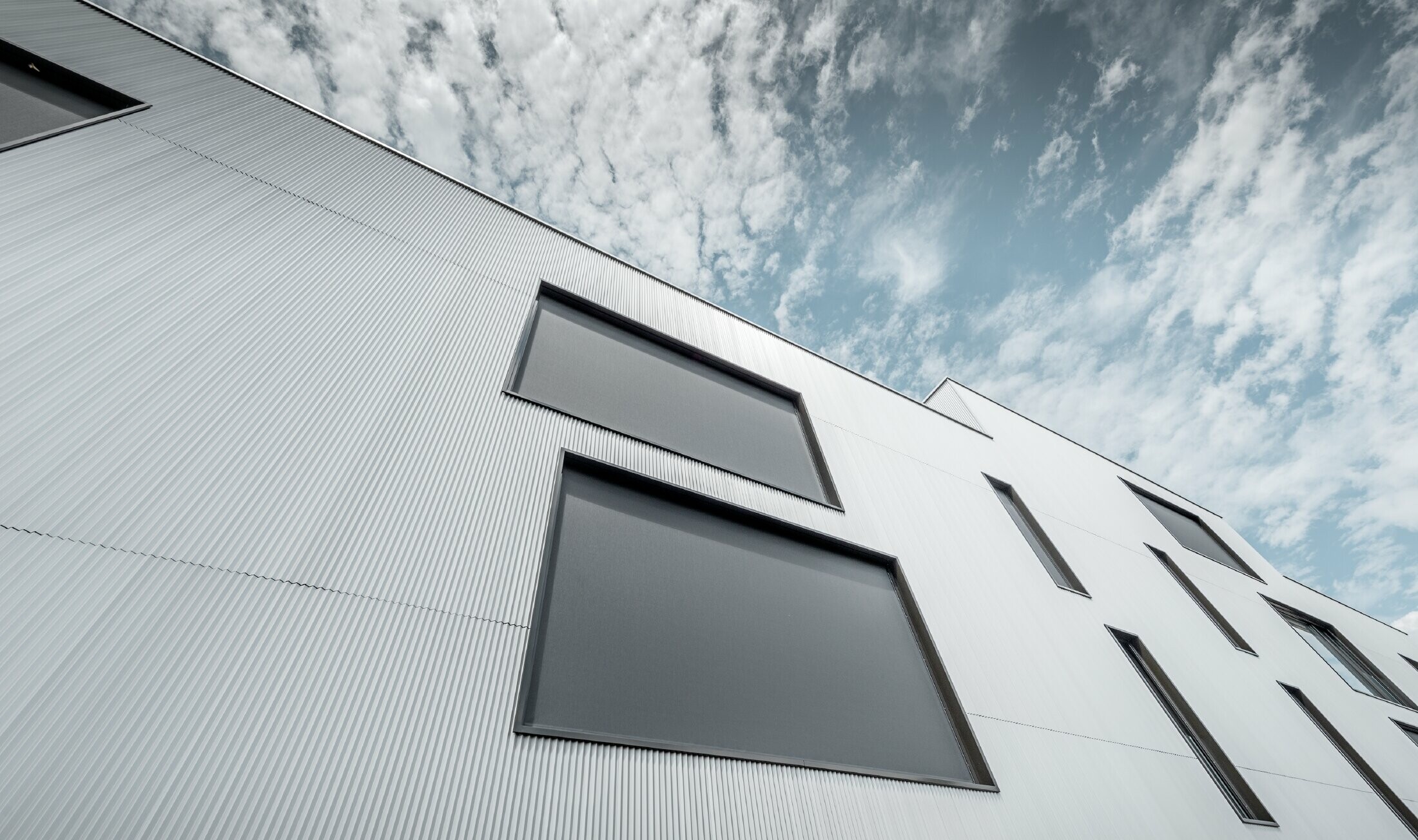 Detailansicht des PREFA Zackenprofil natur eloxiert - robuste Aluminiumfassade