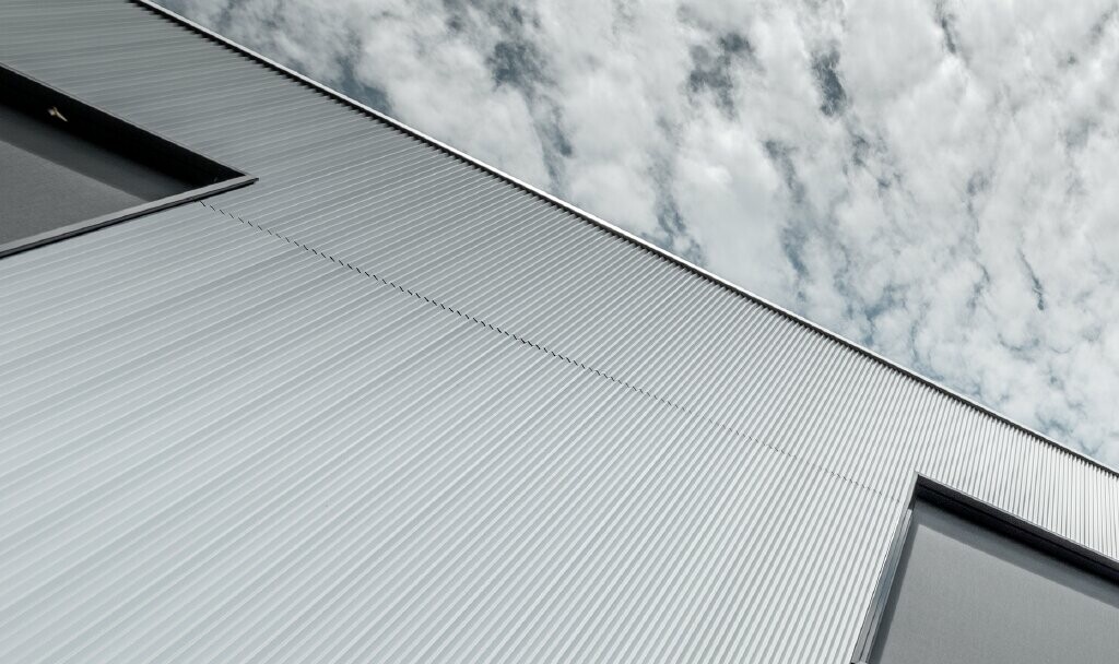 Immagine dettagliata del profilo a zeta PREFA anodizzato naturale   resistente facciata in alluminio