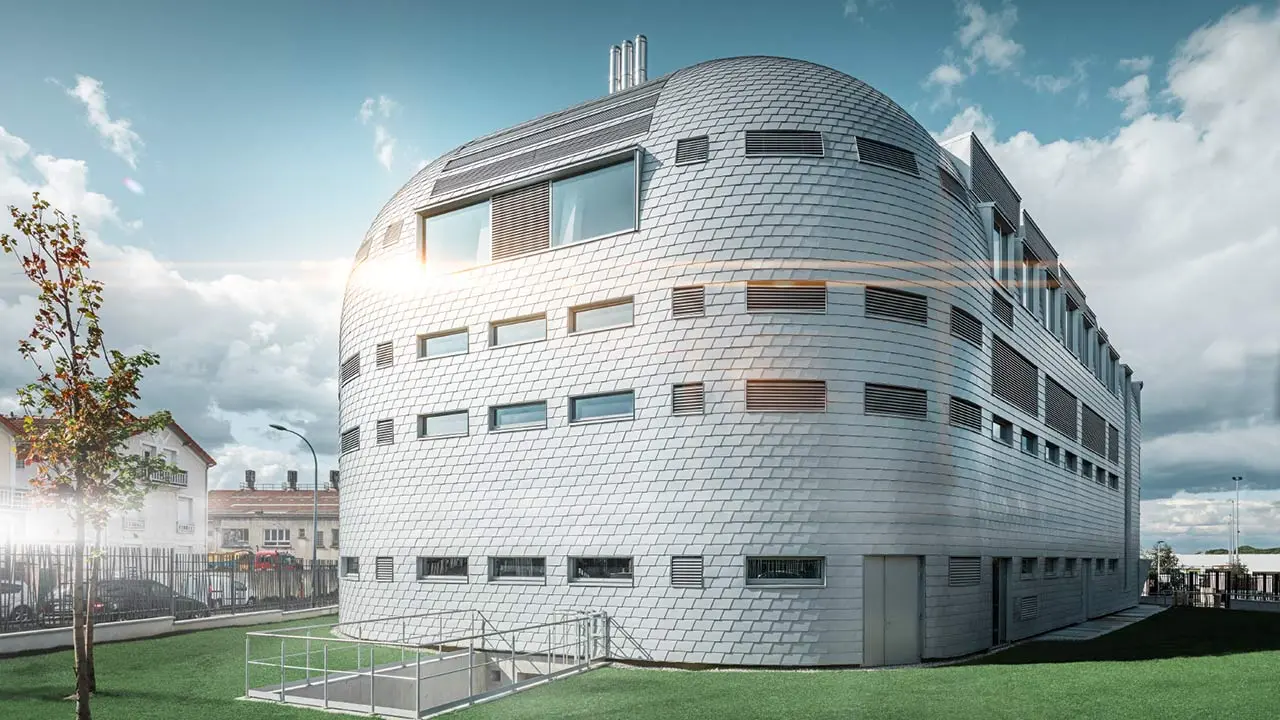 Das Technologie-Center in Paris wurde mit PREFA Dach- und Wandschindeln in Silbermetallic eingedeckt