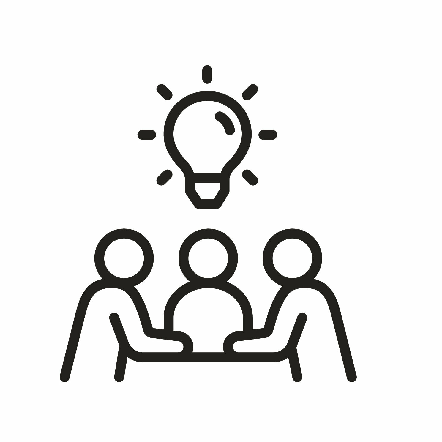 Drei Personen sitzen sich an einem Tisch gegenüber. Über den drei Personen schwebt eine leuchtende Glühbirne.