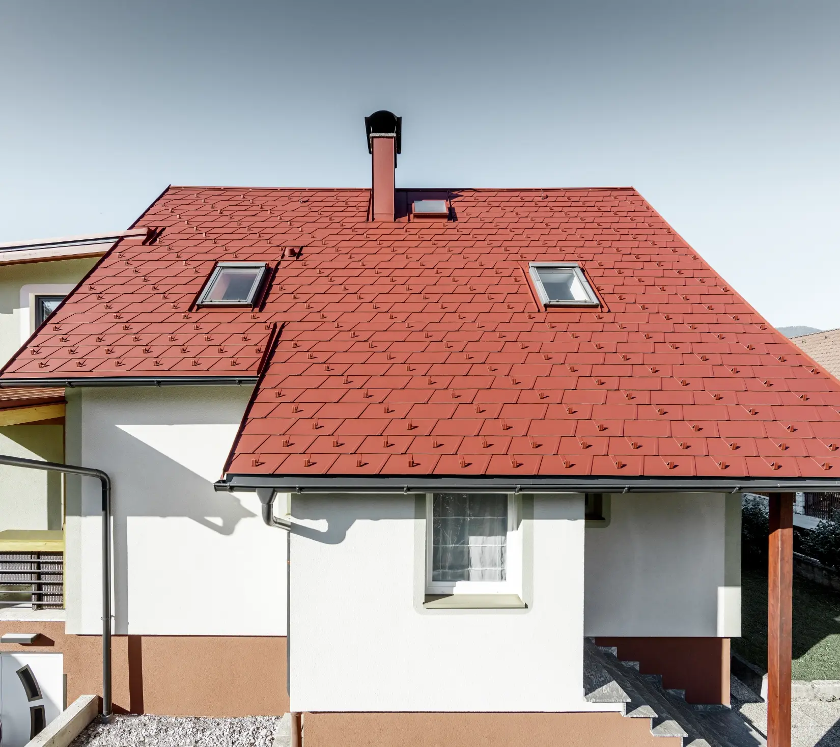 Maison individuelle rénovée avec toiture couverte de bardeaux de toiture PREFA. Le choix s’est porté sur le DS.19 de couleur rouge oxyde.