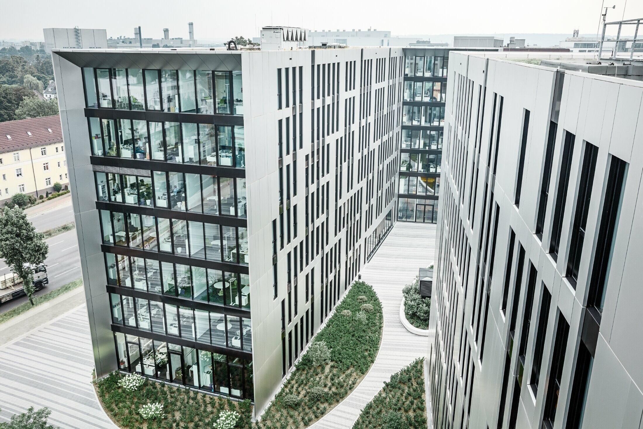 facciata futuristica in alluminio in pannello composito in alluminio spazzolato nello stabile Cara e Robert nel centro di Düsseldorf