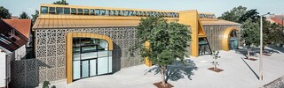 Mercato a Puszta in Ungheria come luogo di incontro, rivestito in Falzonal e Reynobond di PREFA.