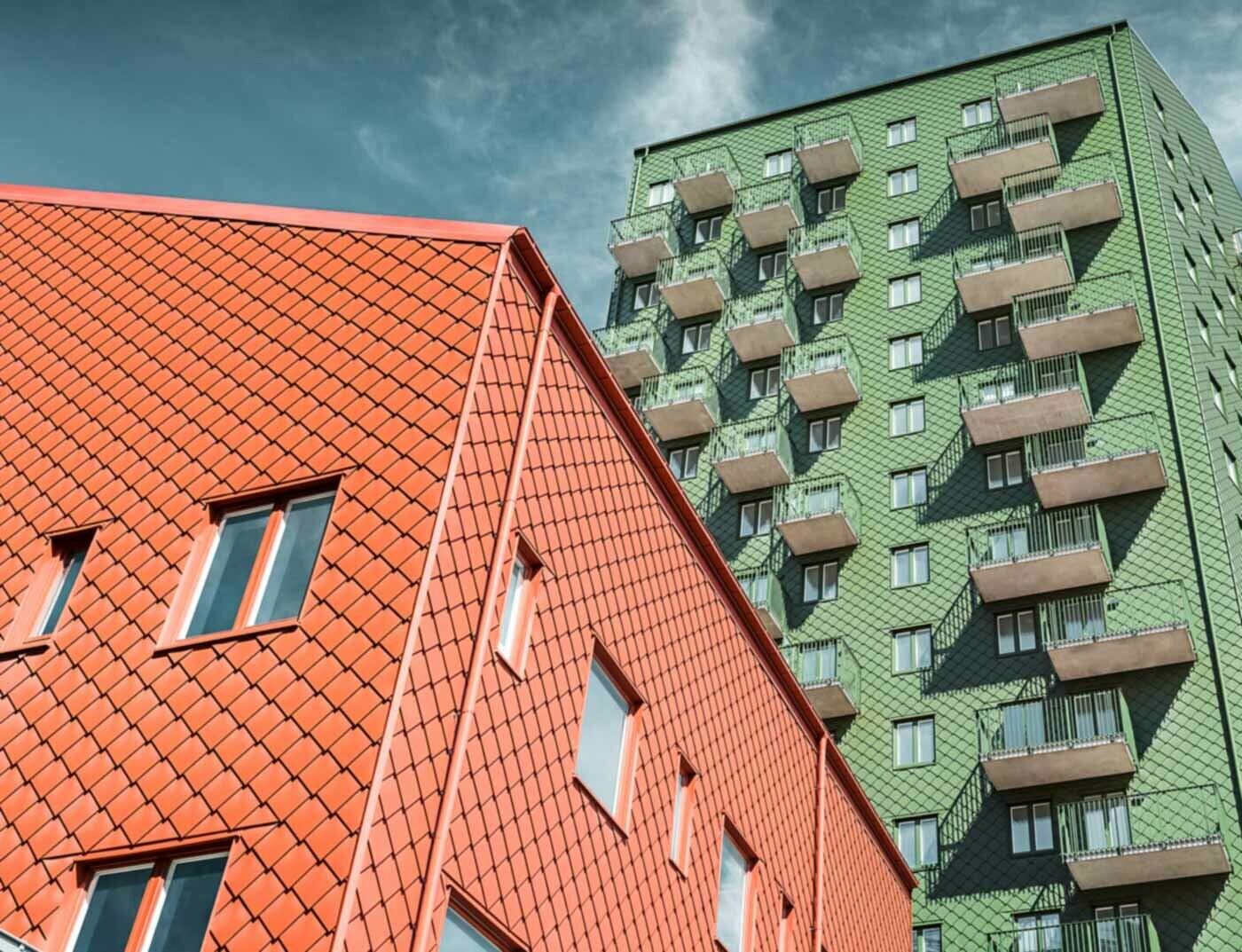 Case svedesi con balconi e losanga PREFA di colore verde e rosso cotto.