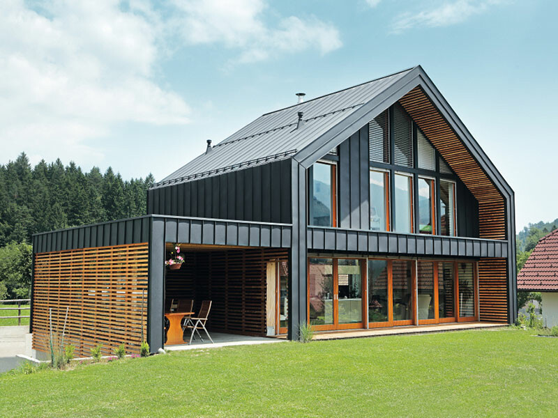 Edificio residenziale con la flessibile e duratura copertura per tetto e facciata in alluminio color antracite di PREFA.