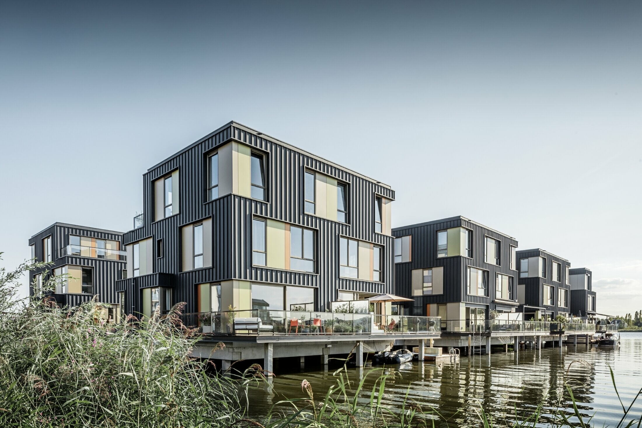 Nuova area abitativa con case bifamiliari sul lago ad Amsterdam. Le abitazioni sono state realizzate con Prefalz di PREFA in P.10 antracite.