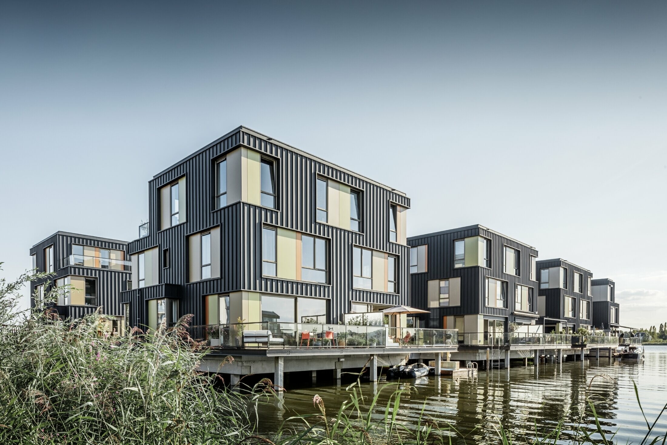 Nouveau parc résidentiel avec maisons à deux appartements sur l’eau à Amsterdam. Les maisons ont été recouvertes de Prefalz de PREFA couleur P.10 anthracite.