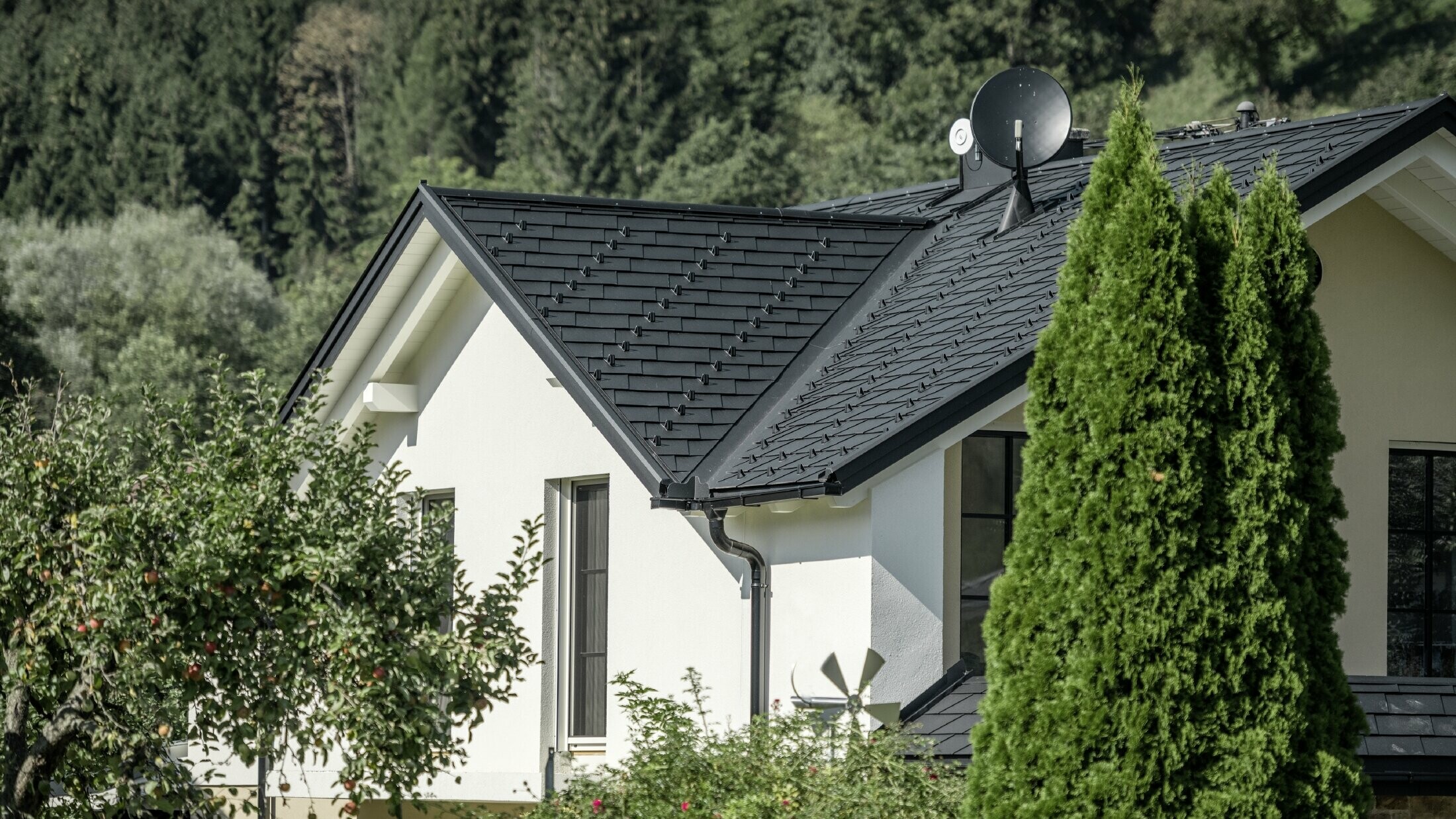 Rifacimento del tetto con scandole di alluminio PREFA in P.10 nero con compluvio