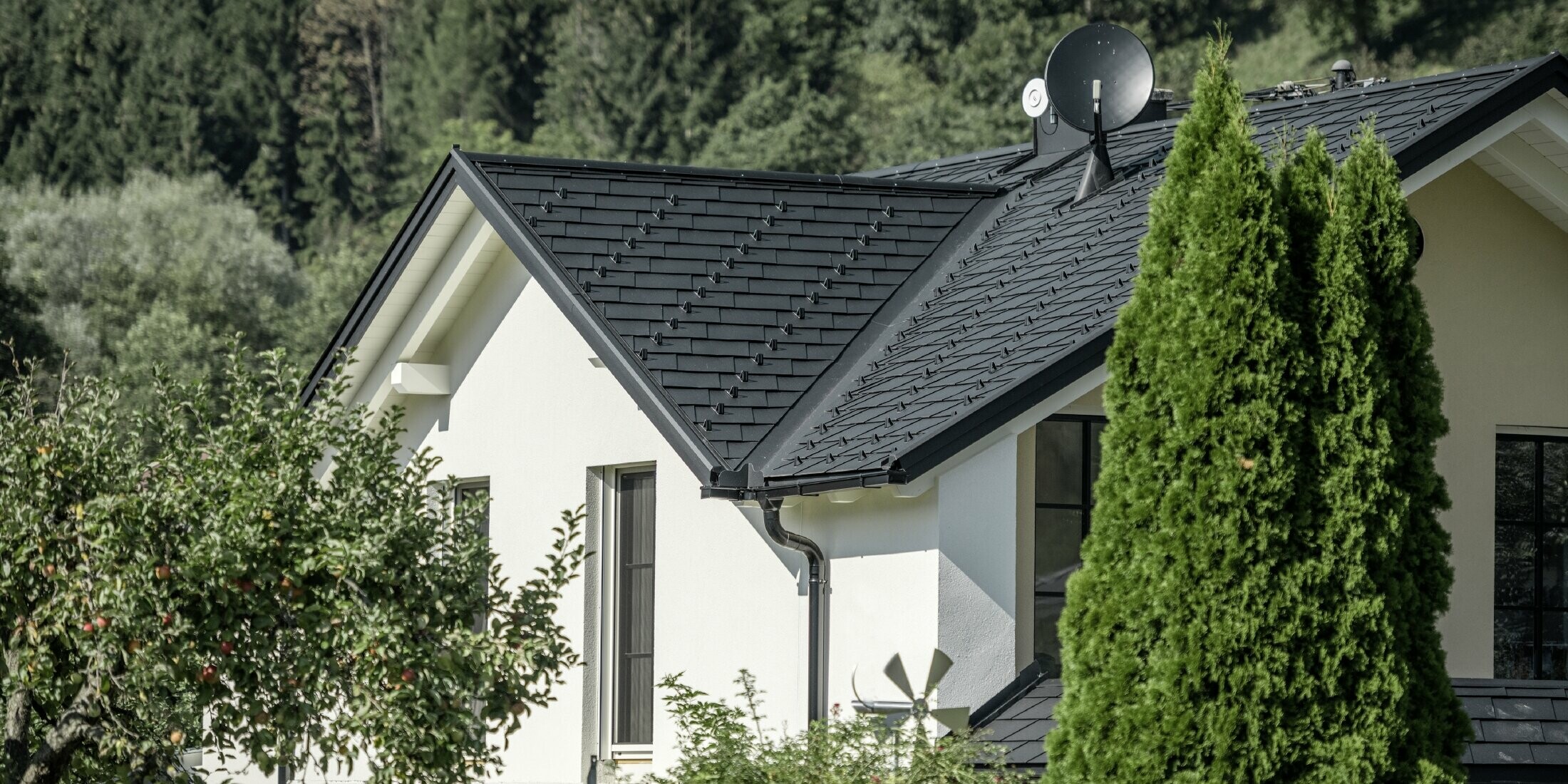 Rénovation du toit à l'aide de bardeaux PREFA en aluminium couleur P.10 noir, avec noue
