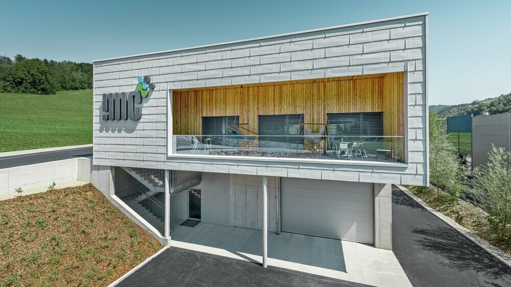 Bâtiment de société à Ybbsitz avec toit plat et façade en alu ventilée de PREFA, avec le panneau de façade FX.12 couleur blanc PREFA ;