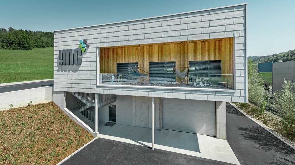 Firmengebäude in Ybbsitz mit Flachdach und vorgehängter Alufassade von PREFA, mit dem Fassadenpaneel FX.12 in Prefaweiß;