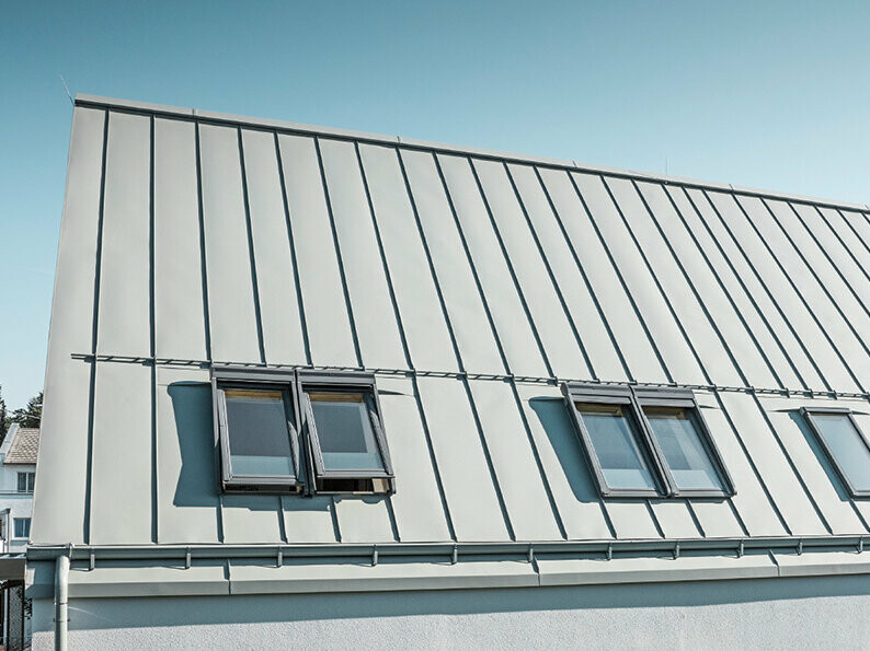 Toiture à joints debout Prefalz en P.10 gris de zinc avec fenêtres de toit