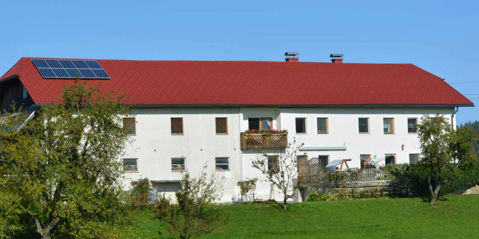 Maison après la rénovation de toiture à l’aide de tuiles PREFA, en Autriche. Auparavant fibrociment Eternit