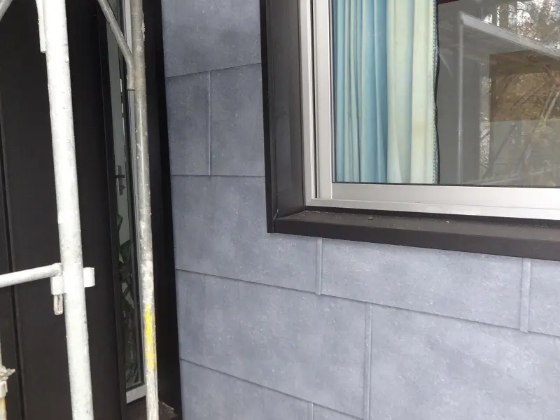 Detailansicht eines Fenster in einer FX.12 Fassade