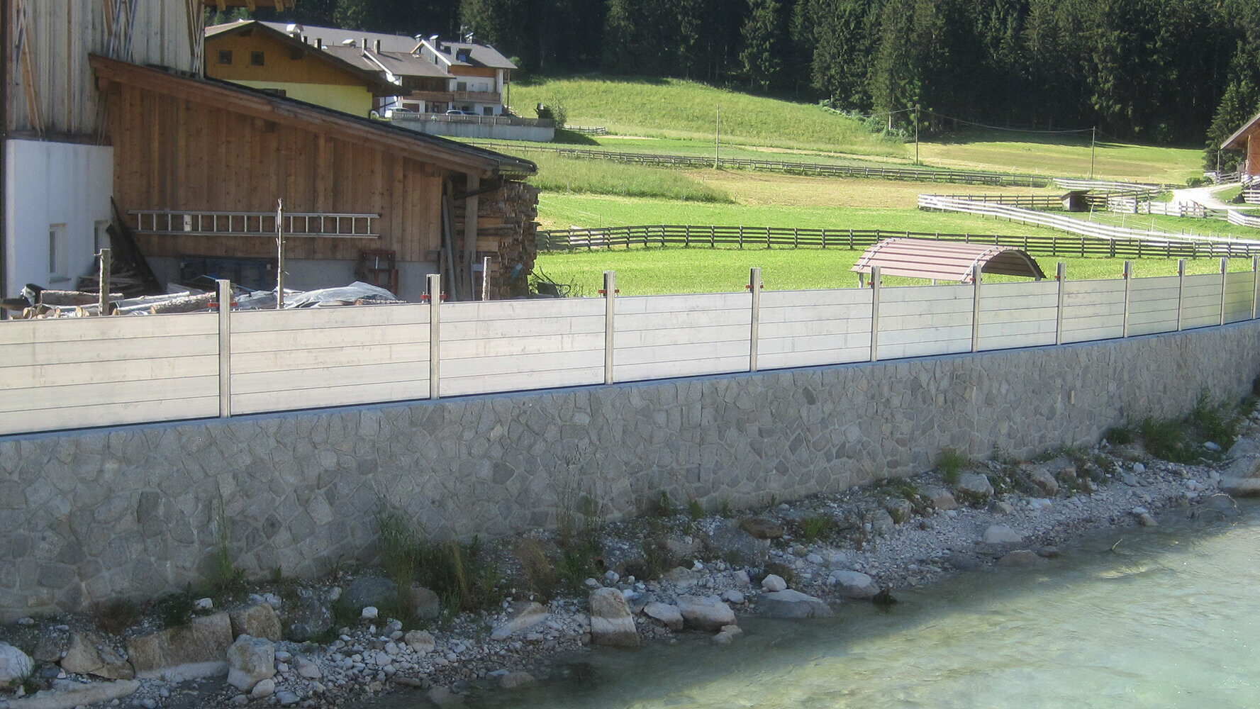 Hochwasserschutzsystem von PREFA als Schutz vor einem vorbeifließenden Bach