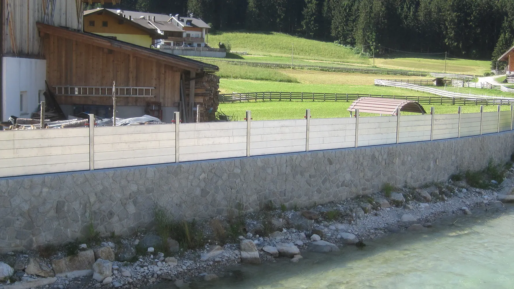 Sistema antiallagamento di PREFA come protezione da un torrente in piena