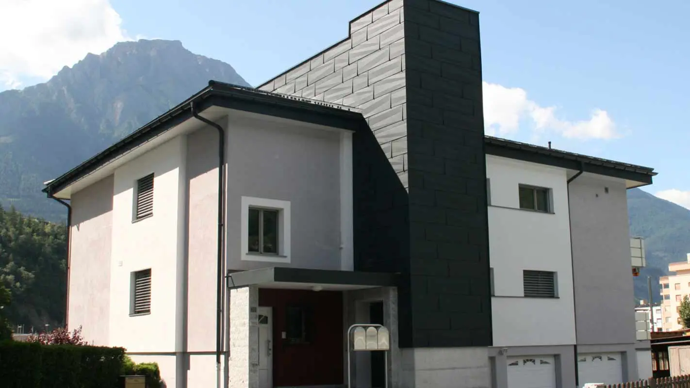 Hausausbau und Fassadenverkleidung mit dem PREFA Fassadenpaneel FX.12 in P.10 Anthrazit