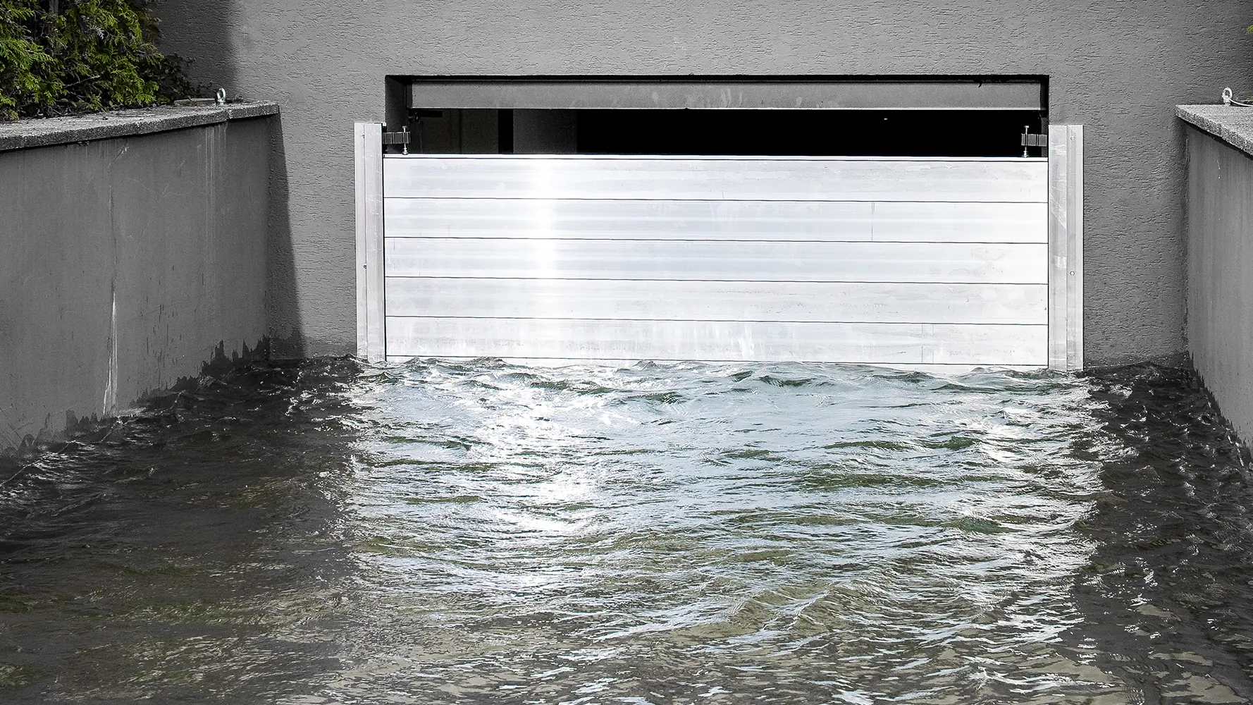 Garage di una casa unifamiliare con sistema anti-esondazione PREFA