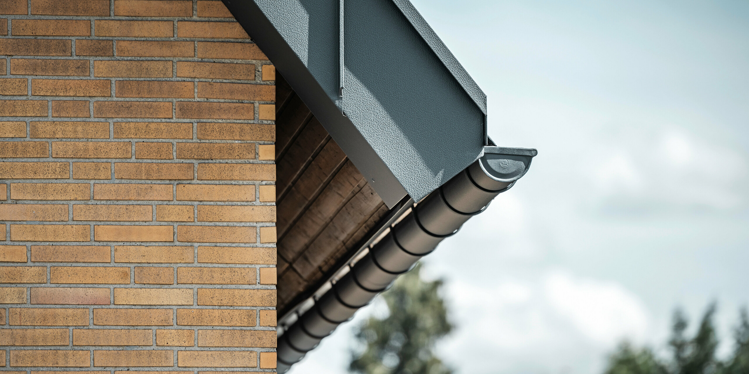 Losange de toiture 29x29 PREFA, joint debout PREFALZ, gouttière suspendue et tuyau de descente de couleur P.10 anthracite ornent une maison individuelle à Tönisvorst.