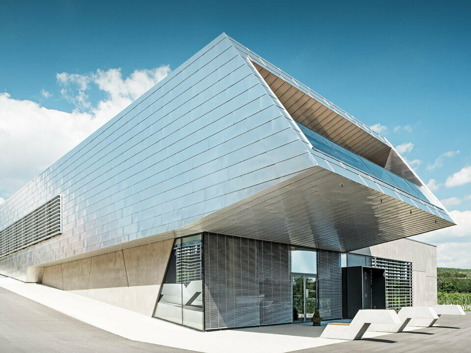 Weinkompetenzzentrum Krems con elementi per tetto e facciata PREFALZ come copertura a lastre