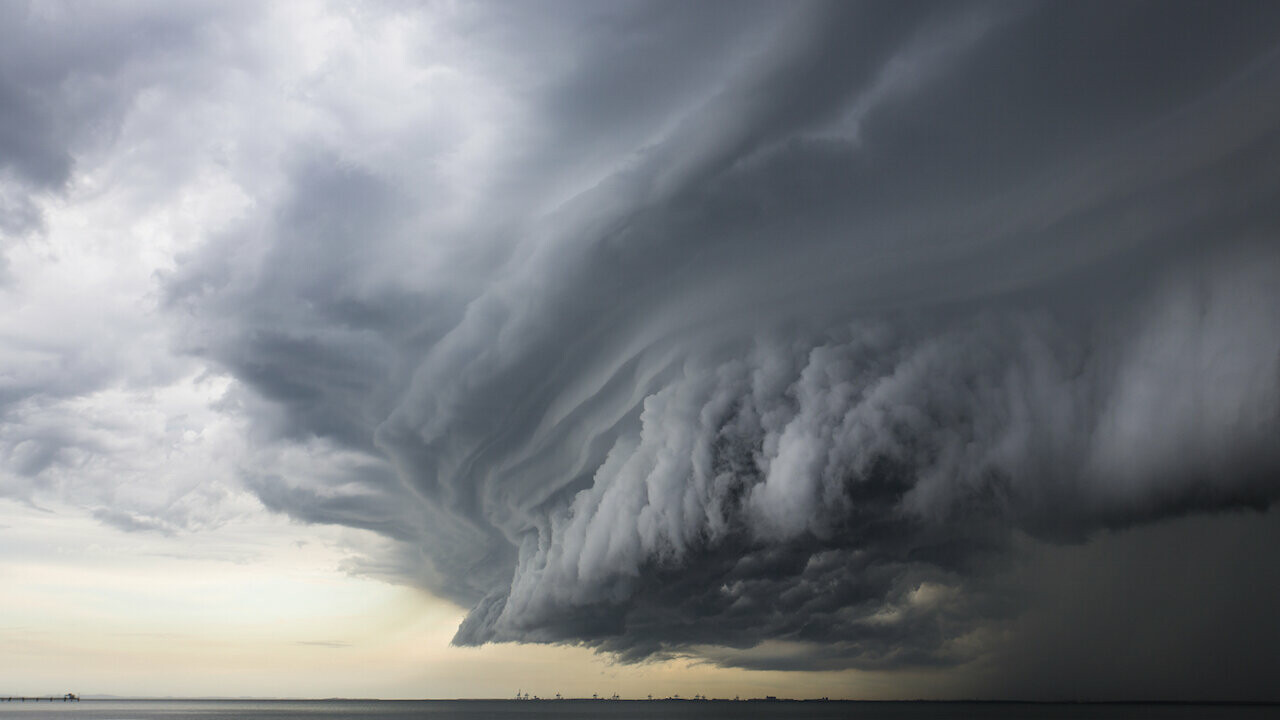 Une tempête se prépare. Le ciel est rempli de nuages sombres. 