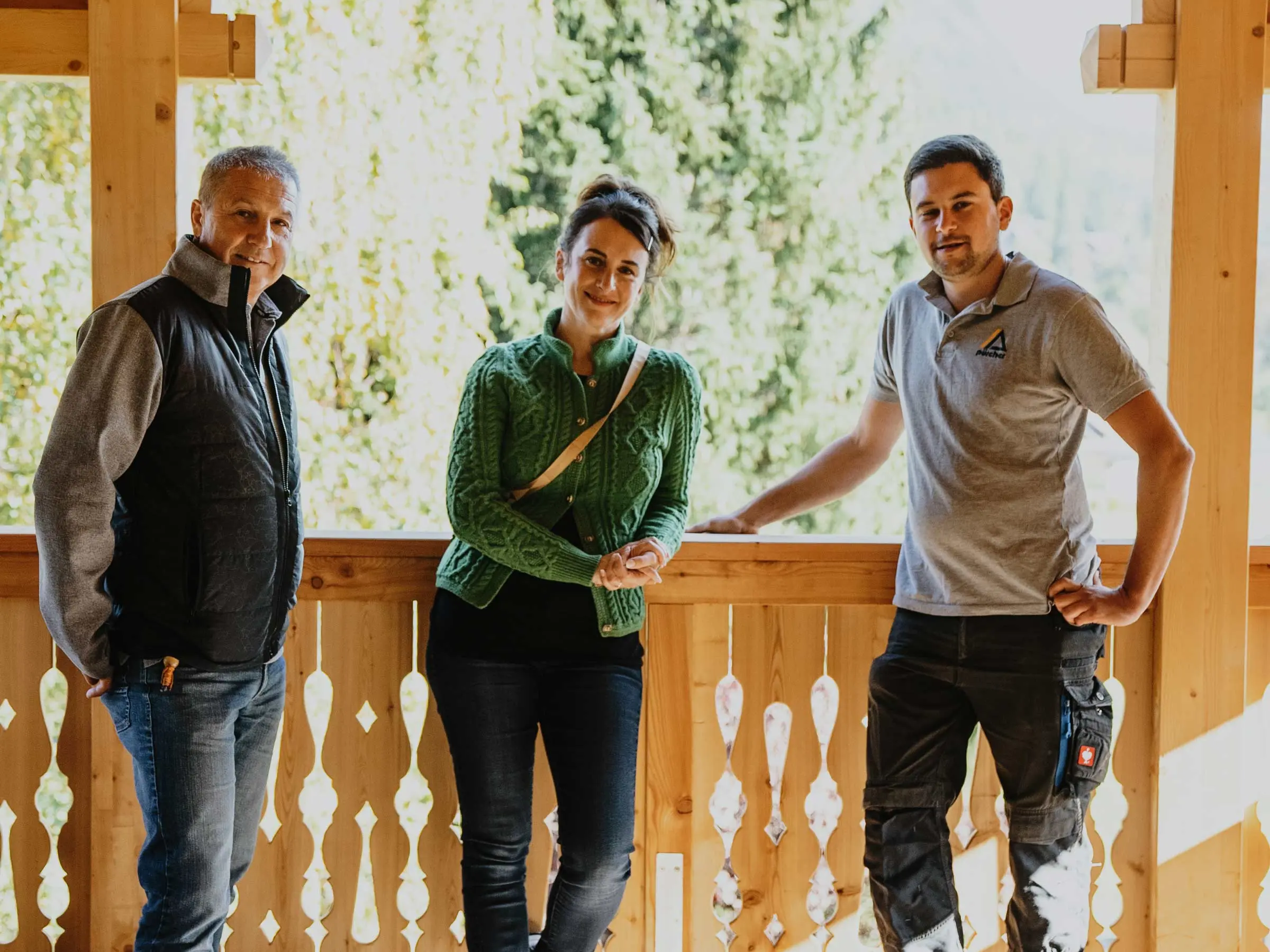 Aufnahme eines PREFA Mitarbeiters, der Architektin und des Dachdeckermeisters auf einem der Balkone des "Haus Hackerfeld"