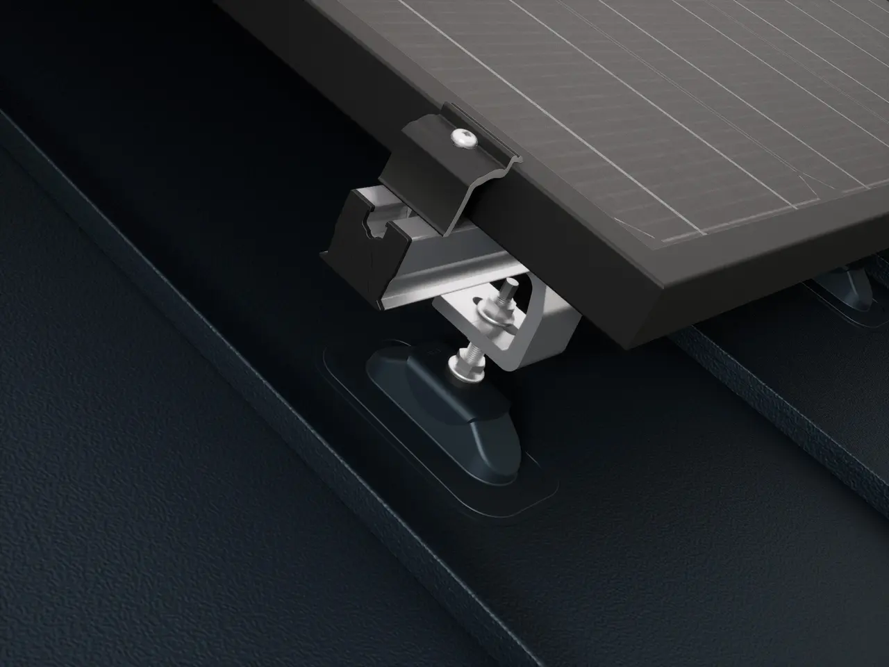 Primo piano della staffa Sunny PREVARIO montata su un tetto PREFALZ che sostiene il binario. Il modulo fotovoltaico è stato fissato al binario con l'elemento di testa PREVARIO.