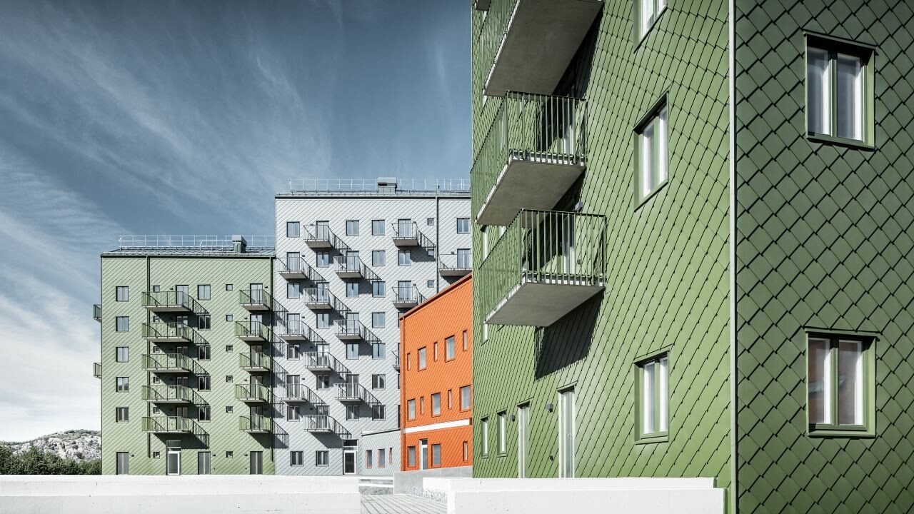 Die vier Wohnhäuser in Göteborg wurden mit PREFA Wandrauten in den Farben Olivgrün, P.10 Ziegelrot und Hellgrau eingedeckt 