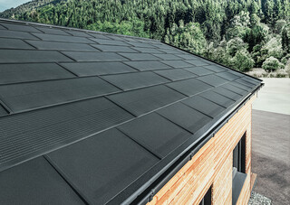 Tegola fotovoltaica PREFA con tegola R.16 nera posata in un ambiente invernale