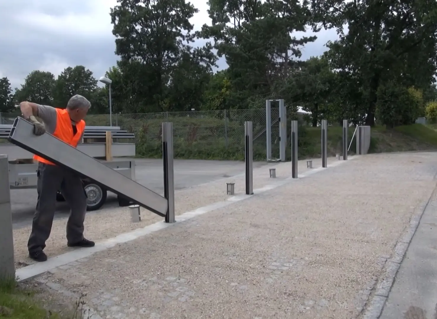 Ein Mann installiert den PREFA Hochwasserschutz.