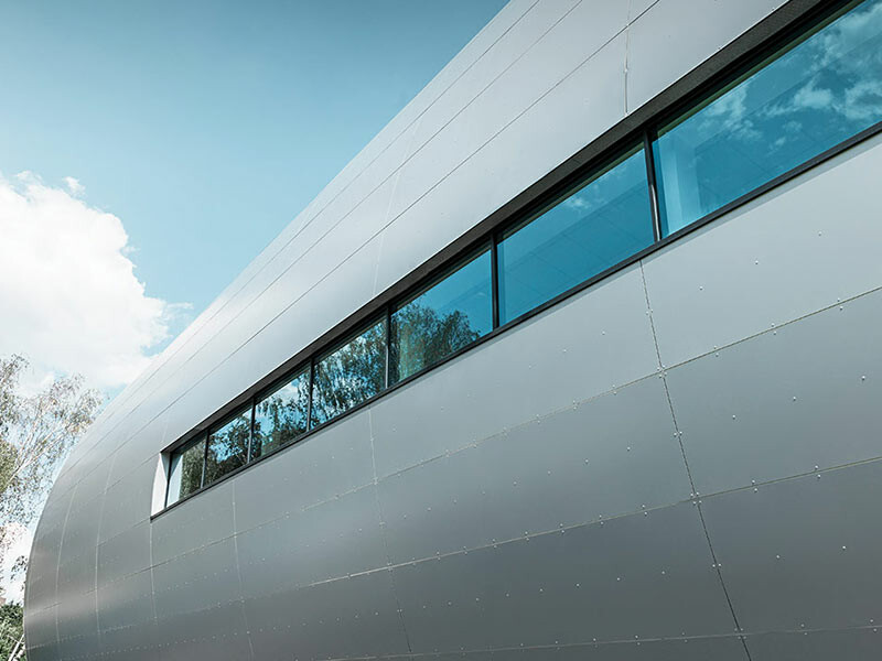 Vista laterale del tubo all'Allianz Stadion di Vienna per SK Rapid; il tubo è rivestito con il pannello composito in alluminio in silver metallizzato.