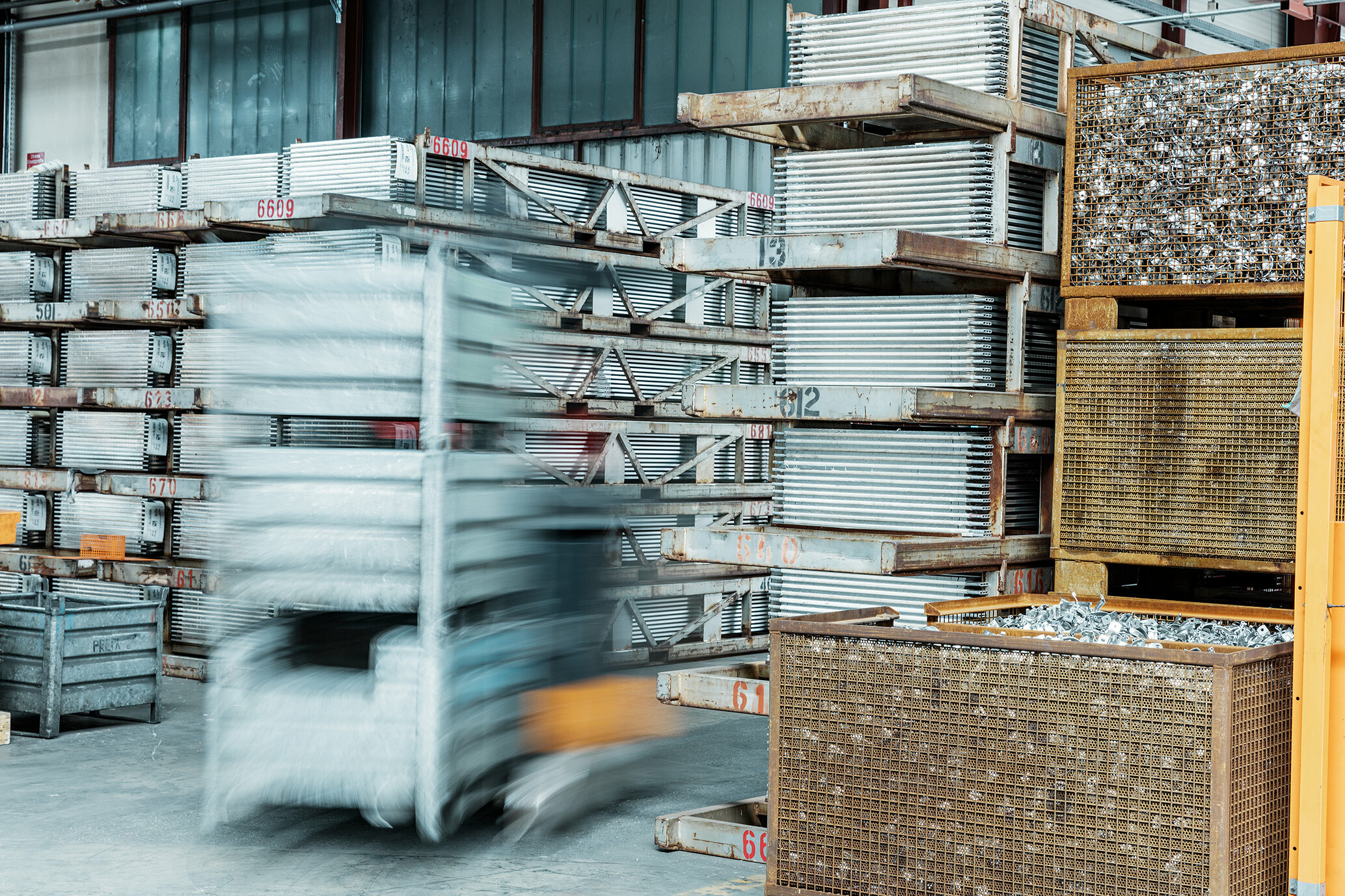 Aufnahme von Regalen im PREFA Aluminium Lager mit Verpackungen