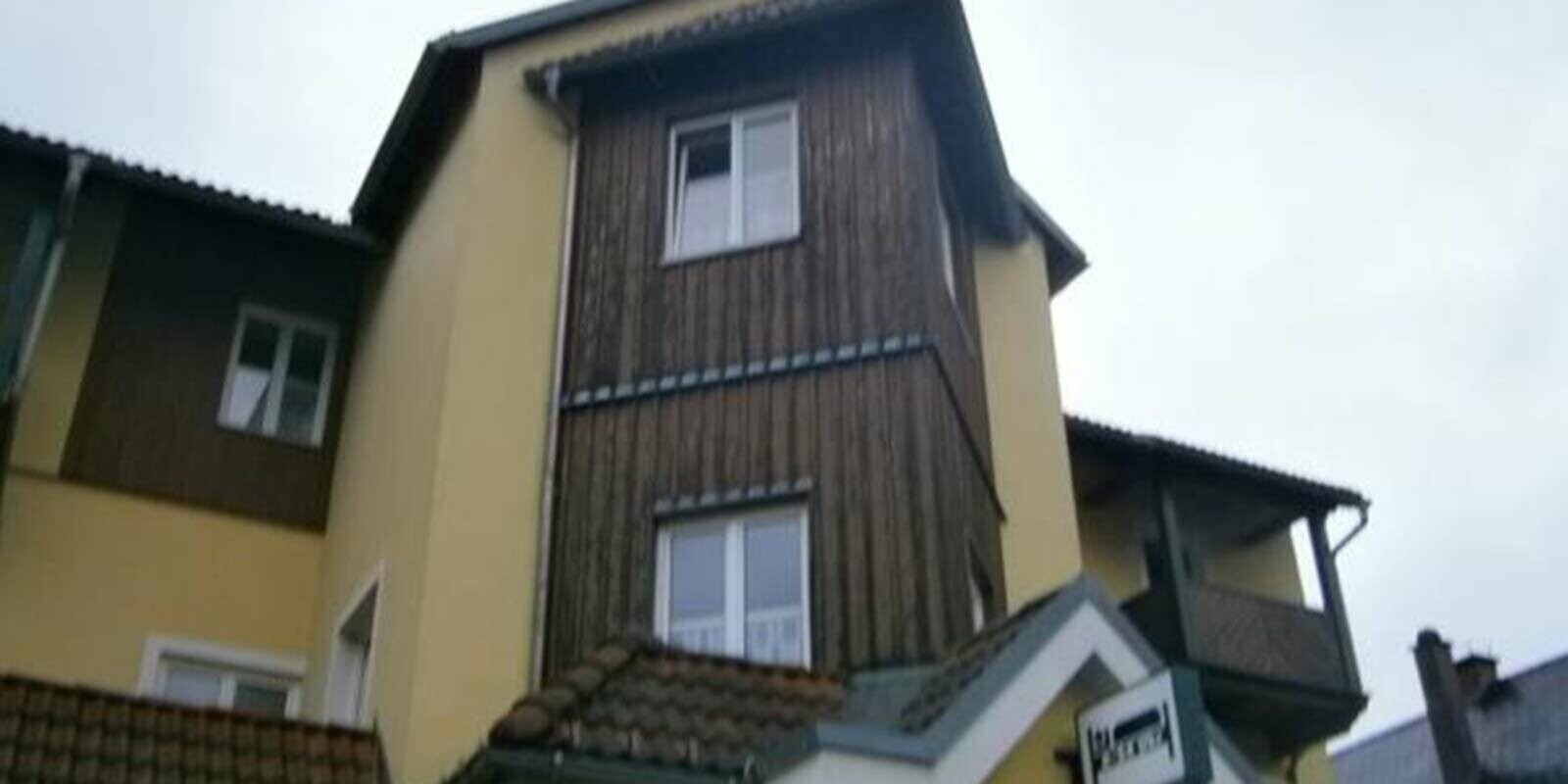 Edificio prima della ristrutturazione della facciata con losanghe PREFA