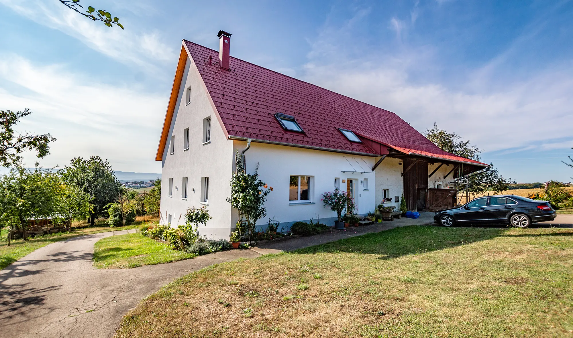 Alter kleiner Bauernhof am Land, schön saniert mit der PREFA Dachplatt in Oxydrot.