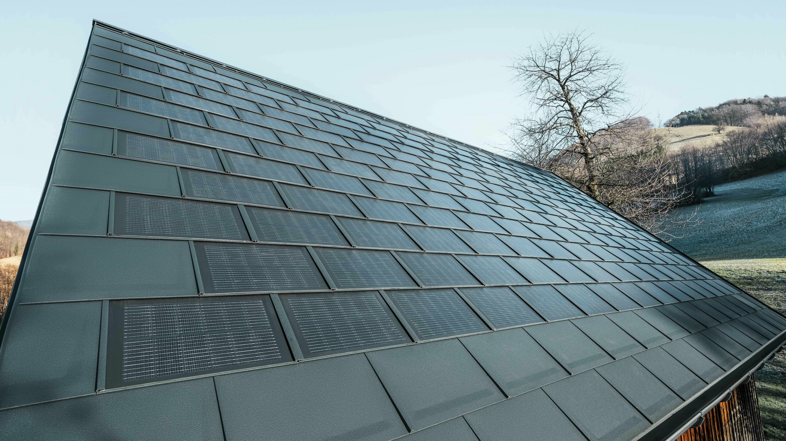 Aufnahme einer verlegten Fläche mit der Solardachplatte in Anthrazit kombiniert mit der Dachplatte R.16