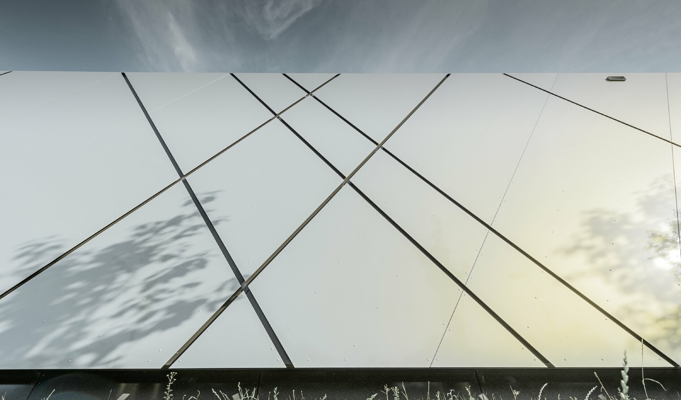 Fugenbild der Eurospar Filiale in Wels; genietete Fassadenverkleidung mit der PREFA Aluminium Verbundplatte in silver gold;