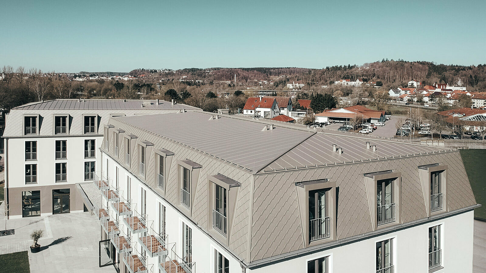 Zu sehen ist das Mansarddach von oben mit den PREFA-Produkten 