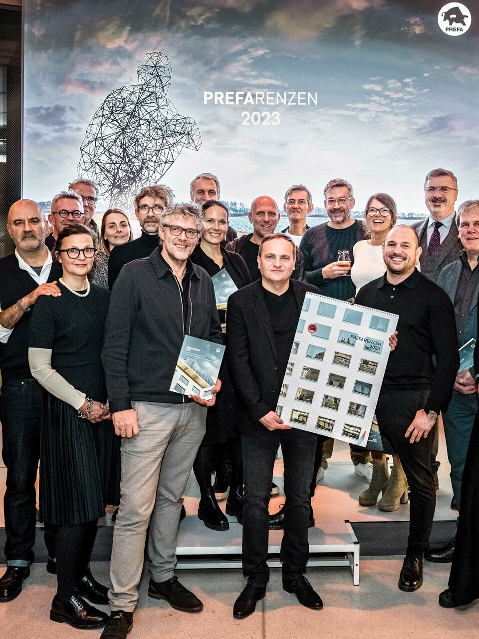 Gruppenfoto mit Leopold Pasquali, Aleksander Saša Ostan, Natascha Pavlin, Serge Bertic, Jens-Norbert Schmidt, Mathilde Poupart, Yannick Bohuon, Oliver Kupfner, Kees Marcelis, Chiara Thessarollo, Daniel Zerzán, Martin Lesjak, Dominique Cornaert, Dirk Härle, Susanne Muhr, Facundo Arboit, Karsten Köhler, Volker Petereit, Anastasija Lesjak.