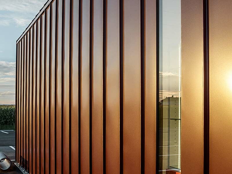 Moderne Trafik in St. Valentin mit Satteldach ohne Dachvorsprung mit Aluminiumgebäudehülle in rot