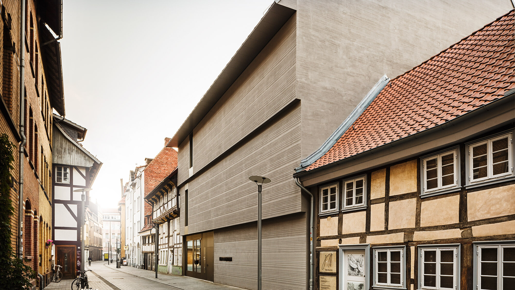 Le Kunsthaus vu de la rue, entouré du patrimoine historique de la vieille ville.